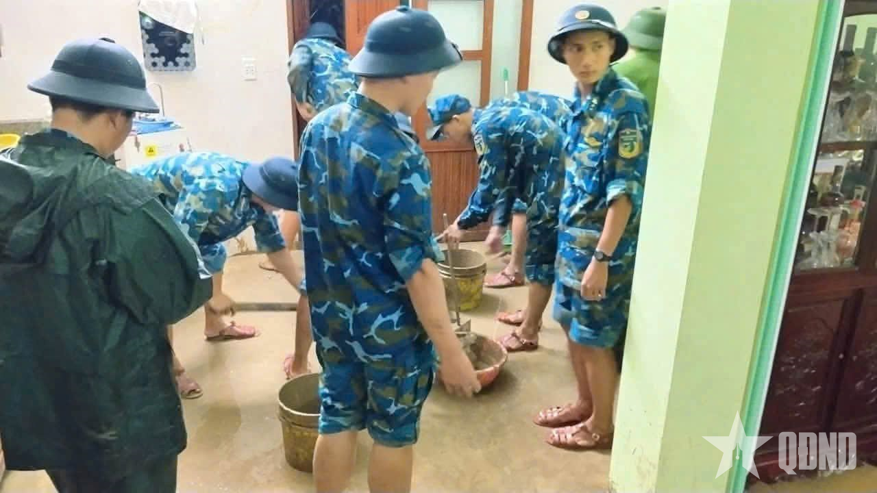 Sư đoàn 363 hỗ trợ người dân khắc phục hậu quả cơn bão số 4